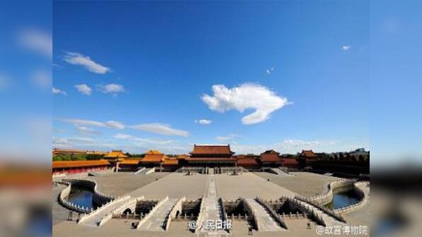 Pollution, be gone: 25,000 people cycle to a faraway park in Beijing to photograph clear skies