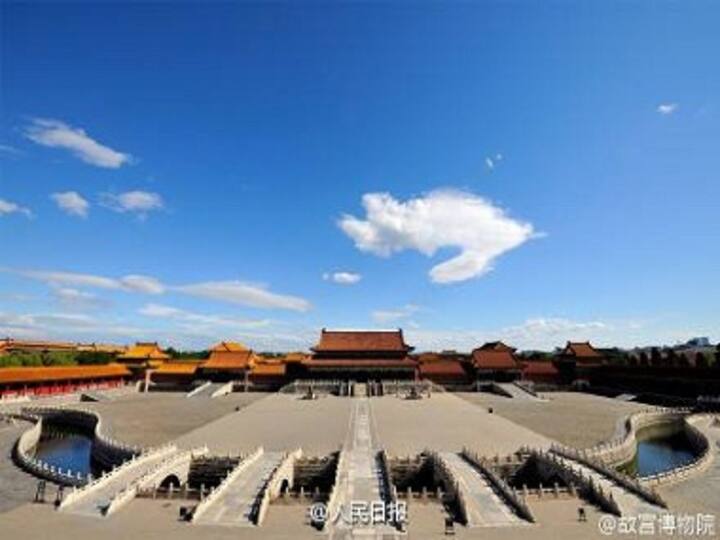 Pollution, be gone: 25,000 people cycle to a faraway park in Beijing to photograph clear skies