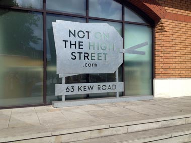 Bizarre! Two men journey from Johannesburg to London in plane’s undercarriage, one dead Bizarre! Two men journey from Johannesburg to London in plane’s undercarriage, one dead