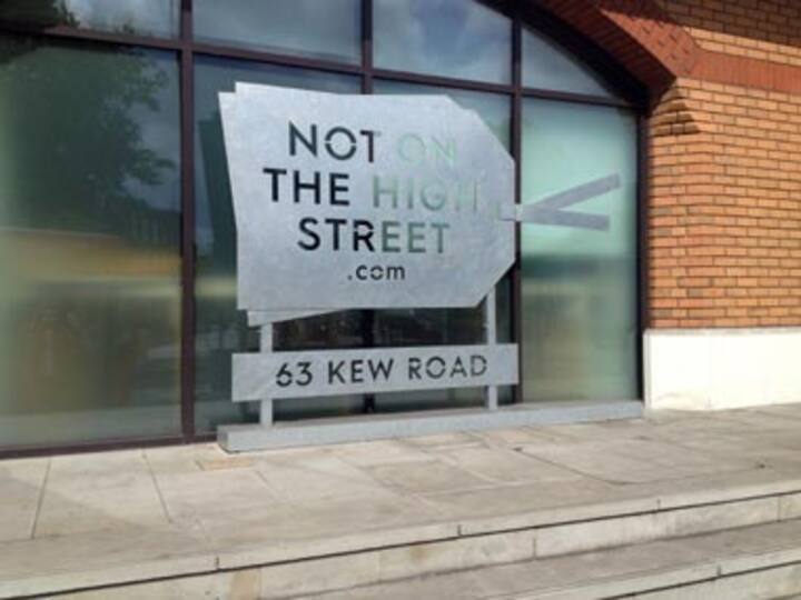 Bizarre! Two men journey from Johannesburg to London in plane’s undercarriage, one dead Bizarre! Two men journey from Johannesburg to London in plane’s undercarriage, one dead