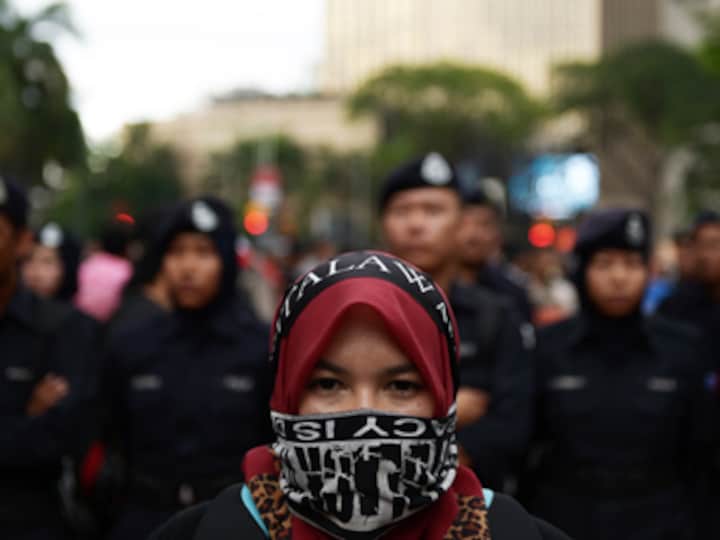 Group of women kick, punch Muslim mom in UK for wearing hijab