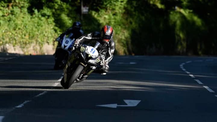 2015 IOMTT: Ian Hutchinson wins Superstock TT and Supersport TT