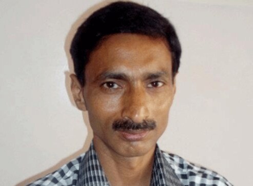Slain UP scribe's family to call off protest as Akhilesh Yadav govt offers Rs 30 lakh compensation Slain UP scribe's family to call off protest as Akhilesh Yadav govt offers Rs 30 lakh compensation