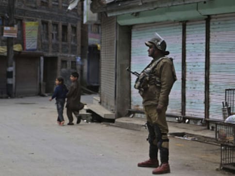 Journalist, wife assaulted by cops escorting J&K Minister Ghulam Nabi Lone Journalist, wife assaulted by cops escorting J&K Minister Ghulam Nabi Lone