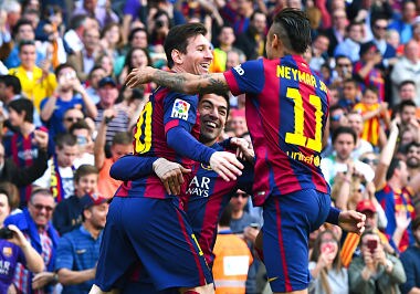 A shirt of new FC Barcelona player Luis Suarez are seen on display at  News Photo - Getty Images