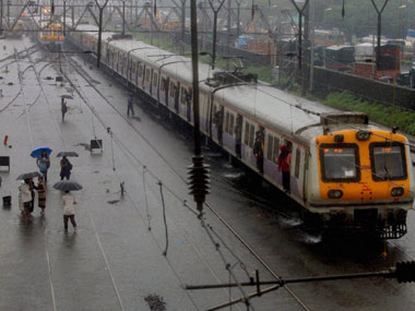Mumbai rains: Stranded commuters get real-time updates through Facebook, Twitter, Whatsapp Mumbai rains: Stranded commuters get real-time updates through Facebook, Twitter, Whatsapp