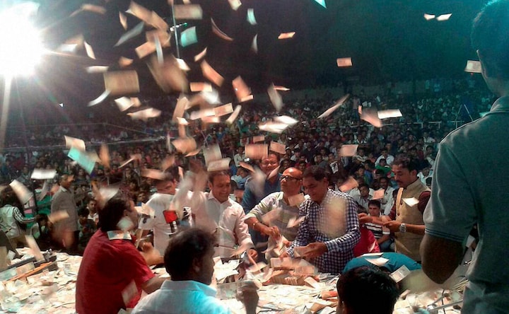 It's raining notes! People throw thousands of rupees during religious programme in Jamnagar