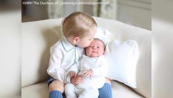 Guess what's really 'breaking' the internet? This cute photo of Prince George and Princess Charlotte