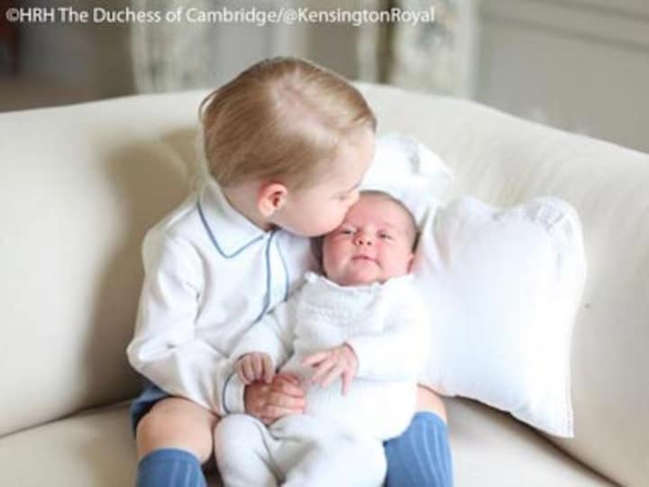 Guess what's really 'breaking' the internet? This cute photo of Prince George and Princess Charlotte