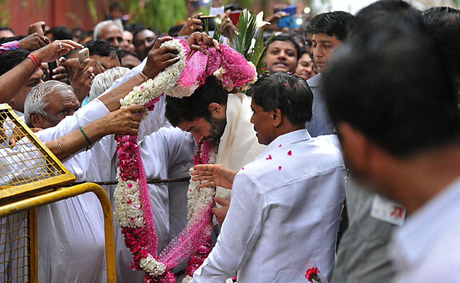 Rahul Gandhi meets with Delhi sanitation workers, takes selfies with them Rahul Gandhi meets with Delhi sanitation workers, takes selfies with them