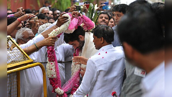 Rahul Gandhi meets with Delhi sanitation workers, takes selfies with them