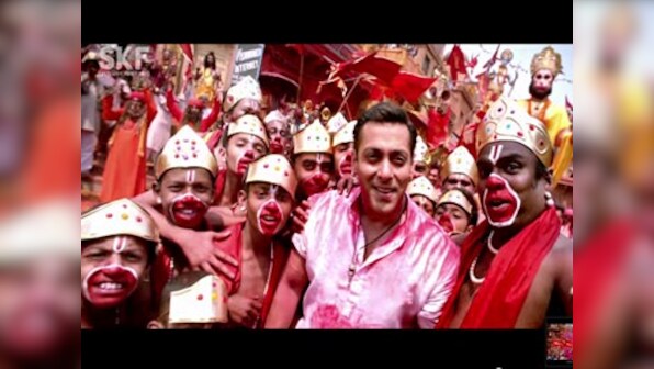 Bajrangi Bhaijaan's song 'Selfie le le re': Salman Khan shows why you don't want to take a selfie with him