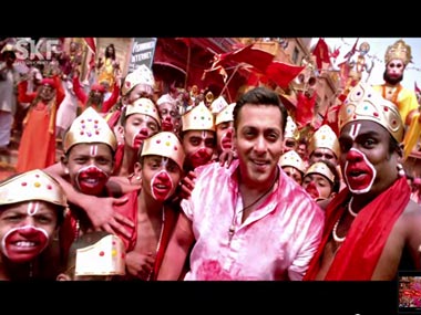 Bajrangi Bhaijaan's song 'Selfie le le re': Salman Khan shows why you don't want to take a selfie with him Bajrangi Bhaijaan's song 'Selfie le le re': Salman Khan shows why you don't want to take a selfie with him