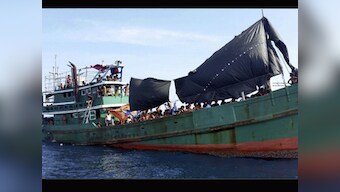 Refugee vessel carrying unknown number of asylum seekers spotted off Australian coast 