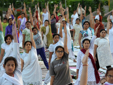 Thousands flock to Rajpath to rehearse 'asanas' for International Yoga Day Thousands flock to Rajpath to rehearse 'asanas' for International Yoga Day