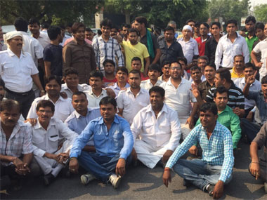 Twitter fights to fake bookings: Delhi cops declare war on Uber as drivers take protest to Secretariat Twitter fights to fake bookings: Delhi cops declare war on Uber as drivers take protest to Secretariat