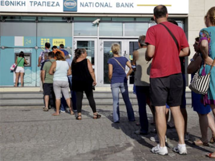 Greece govt says it may resign if public votes 'yes' on bailout referendum