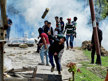 Cop stabbed in Sikh protests in Jammu, mobile and internet services suspended as tension ensues Cop stabbed in Sikh protests in Jammu, mobile and internet services suspended as tension ensues