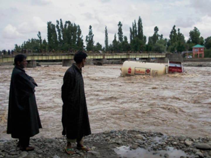 Chaar Dhaam Yatra disrupted due to heavy rain, over 10,000 pilgrims stranded 