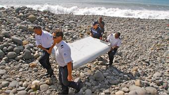 Boeing 777 debris found on Réunion Island, believed to be part of missing MH370