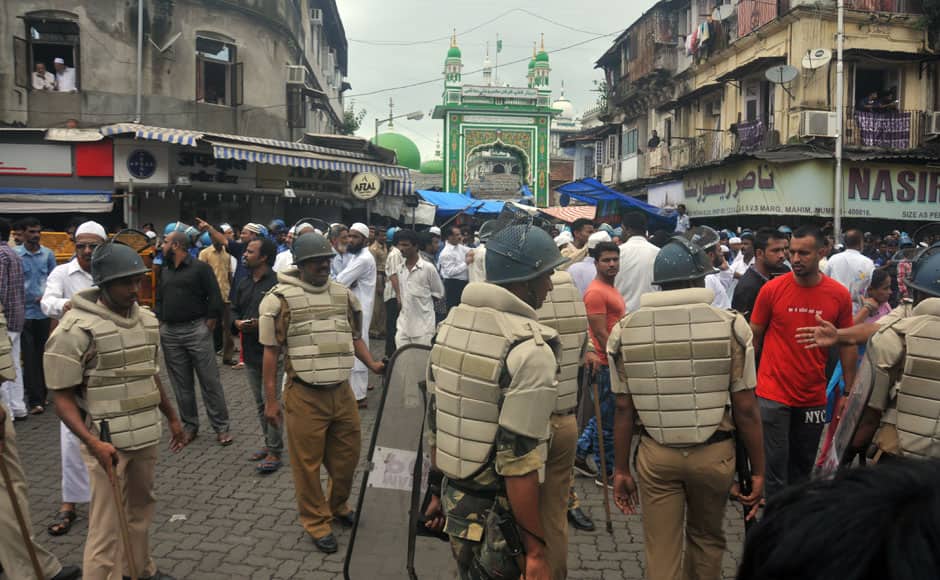 Crowds gather as Yakub Memon's body brought back to Mumbai for final