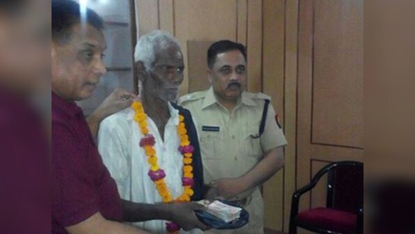 Honest, old man finds Rs 90,000 on the streets, returns it to the police 