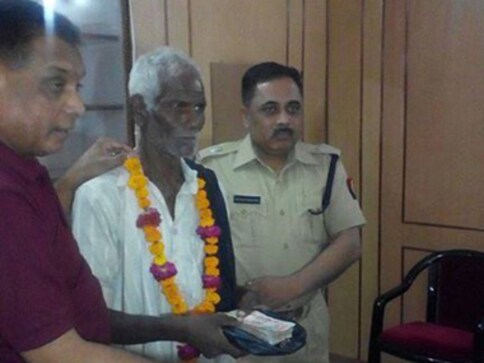 Honest, old man finds Rs 90,000 on the streets, returns it to the police Honest, old man finds Rs 90,000 on the streets, returns it to the police