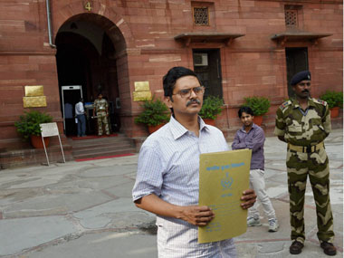 Is Amitabh Thakur a scapegoat for Mulayam in wife Nutan's crusade against UP minister? Is Amitabh Thakur a scapegoat for Mulayam in wife Nutan's crusade against UP minister?