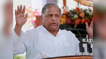 Watch out Congress! Mulayam Singh's getting ready to stab you in  the back on Land Bill