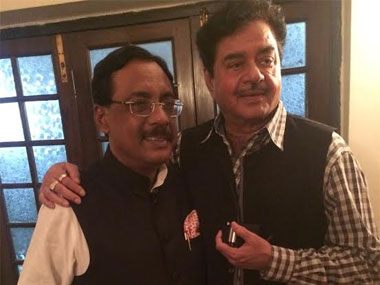 Cheating on BJP in Bihar: Shatrughan woos Nitish Kumar openly, gets away scot-free Cheating on BJP in Bihar: Shatrughan woos Nitish Kumar openly, gets away scot-free