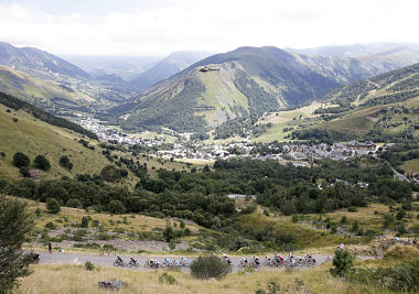 Paris police open fire on car at Tour de France barricades Paris police open fire on car at Tour de France barricades