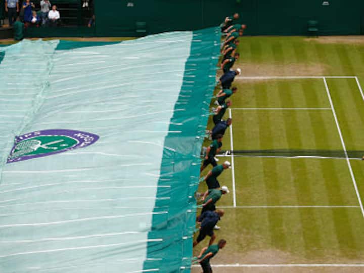 Roger Federer blames rain stoppage for Wimbledon woe