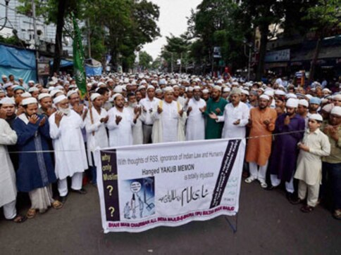 Yakub Memon's funeral: Did the serial blasts convict deserve a hero's farewell? Yakub Memon's funeral: Did the serial blasts convict deserve a hero's farewell?