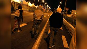 One killed as migrants storm Eurotunnel to reach Britain 