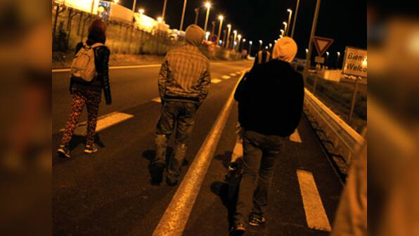 One killed as migrants storm Eurotunnel to reach Britain 