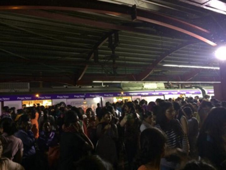Passengers walk on tracks, vent on Twitter after Delhi Metro Blue Line stalls due to broken wire
