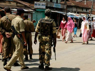 Kashmir: Militants open fire at police station in Kulgam, one constable injured Kashmir: Militants open fire at police station in Kulgam, one constable injured