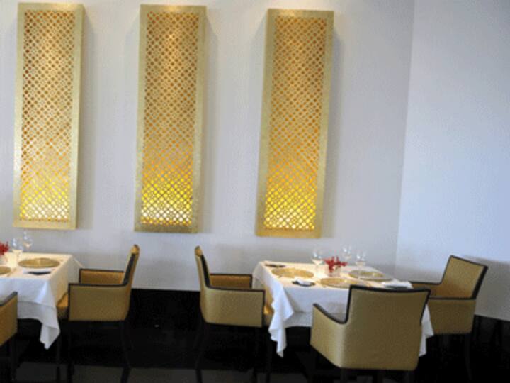 Mumbai lawyer drags restaurant to cops over service charges