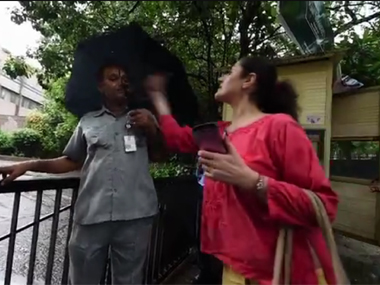 Watch: Foreign national slaps ex-PM Manmohan Singh's security staff at Delhi event Watch: Foreign national slaps ex-PM Manmohan Singh's security staff at Delhi event