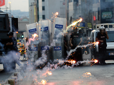 Adding fuel to fire: Turkish police use tear gas, water cannons to disperse demonstrators Adding fuel to fire: Turkish police use tear gas, water cannons to disperse demonstrators