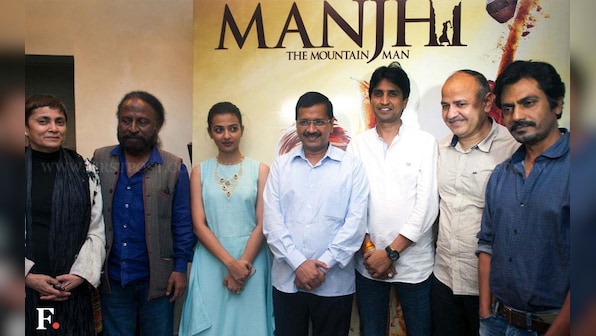 Film buff Arvind Kejriwal mingles with the cast and crew of Manjhi: The Mountain Man 