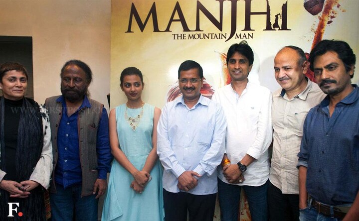 Film buff Arvind Kejriwal mingles with the cast and crew of Manjhi: The Mountain Man 