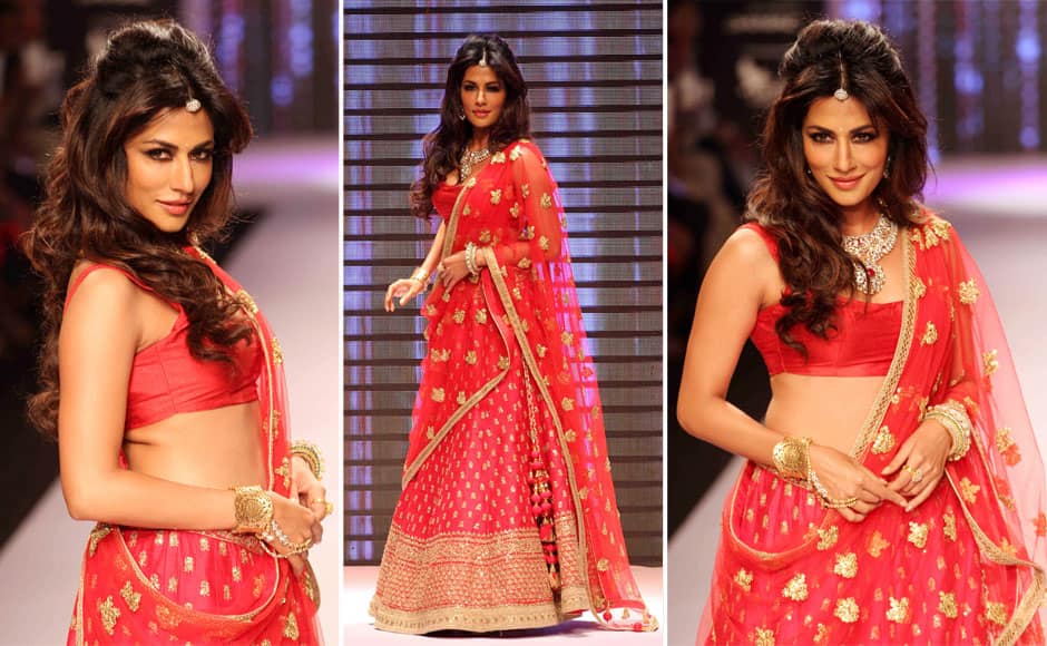 Bollywood actor Chitrangada Singh displays creation of by designer Shobha Shringar during India International Jewellery Week 2015, in Mumbai, India on August 3, 2015. Solaris Images