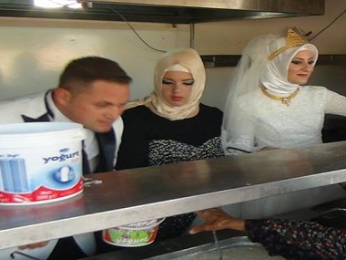 This Turkish couple decided to feed 4,000 Syrian refugees as part of their wedding celebrations This Turkish couple decided to feed 4,000 Syrian refugees as part of their wedding celebrations