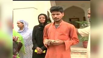Rickshaw puller finds sack full of moolah, but hands it over to cops after sleepless night