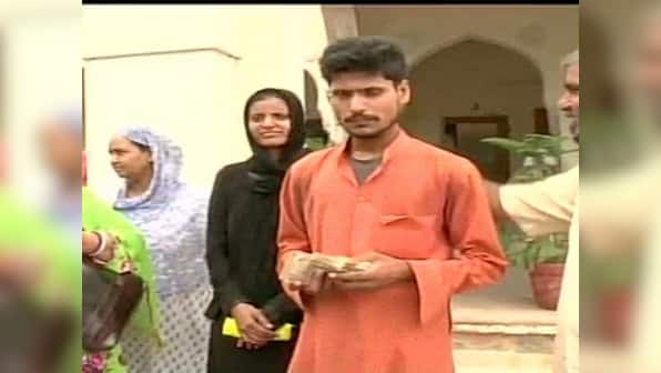 Rickshaw puller finds sack full of moolah, but hands it over to cops after sleepless night