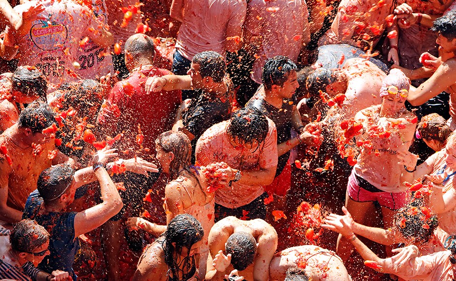 La Tomatina Festival Revelers Hurl Tomatoes At The Annual Festival In   417 