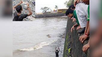 Money, money, money: Rs 1000 notes float around Gateway of India, locals jump to cash in