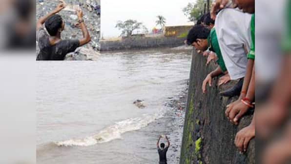 Money, money, money: Rs 1000 notes float around Gateway of India, locals jump to cash in