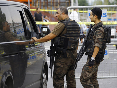 Bomb attack on police rocks Istanbul, several wounded Bomb attack on police rocks Istanbul, several wounded
